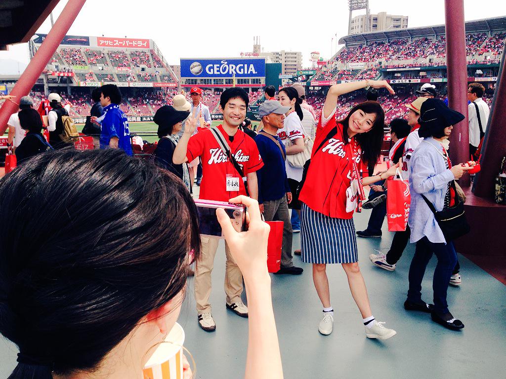 J Sports 広島好き 公式 新幹線ホームからビクトリーロード スロープを上がって常車魂御一行は出来たばかりの室内練習場へ 今日の記念品を受け取ってスタンドへ向かいます 試合開始30分前 マツダ上空には薄日が差してきました Carp Http T Co