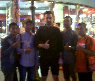 Rois_76's tweet photo. @hikmalabrar ini bang fotonya,waktu ktemu di TRANS STUDIO BANDUNG. btw makasih banyaknya ya om udh nggak sombong.hehe http://t.co/4puWEt51Vq