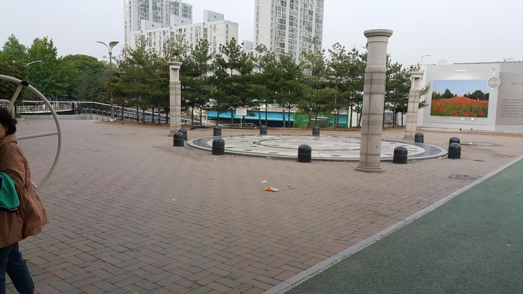 종현팬연합 슬로건 배부 장소가 우리금융아트홀이 아닌 차이나팩토리 맞은편 체육시설쪽으로 변경되었습니다😊😊 어제 옮긴 배부장소와 같은 곳이에요ㅎㅅㅎ!