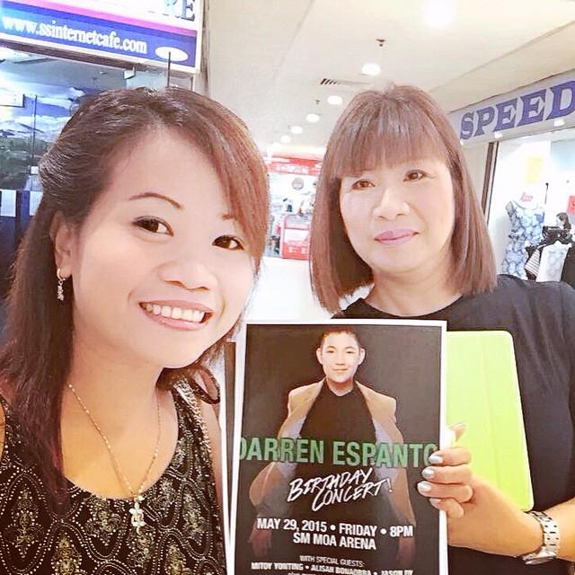 TheVoiceKidsPH's tweet image. -Ate juliebulanday_  and me  holding this darrenespanto1  Birthday concert posters see u bebe #exiceted  #darrenesp…