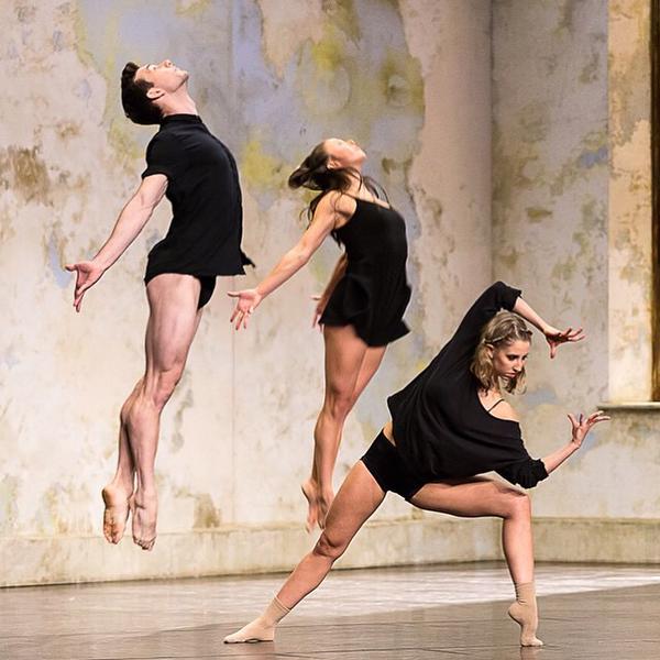 _deshB's tweet photo. Looking forward to seeing #SDCFrame at @MelbTheatreCo tonight by @sydneydanceco. #dance (Photo by SDC) http://t.co/M1J9mmq1A1
