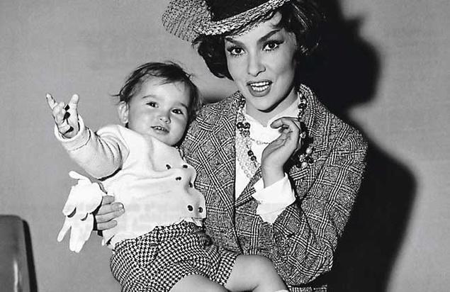 smoda's tweet photo. «No hay forma de que tener hijos no sea un contratiempo para nuestras carreras», por Eva Hache http://t.co/tI8wWH8PyZ http://t.co/sd7fnCYLFU