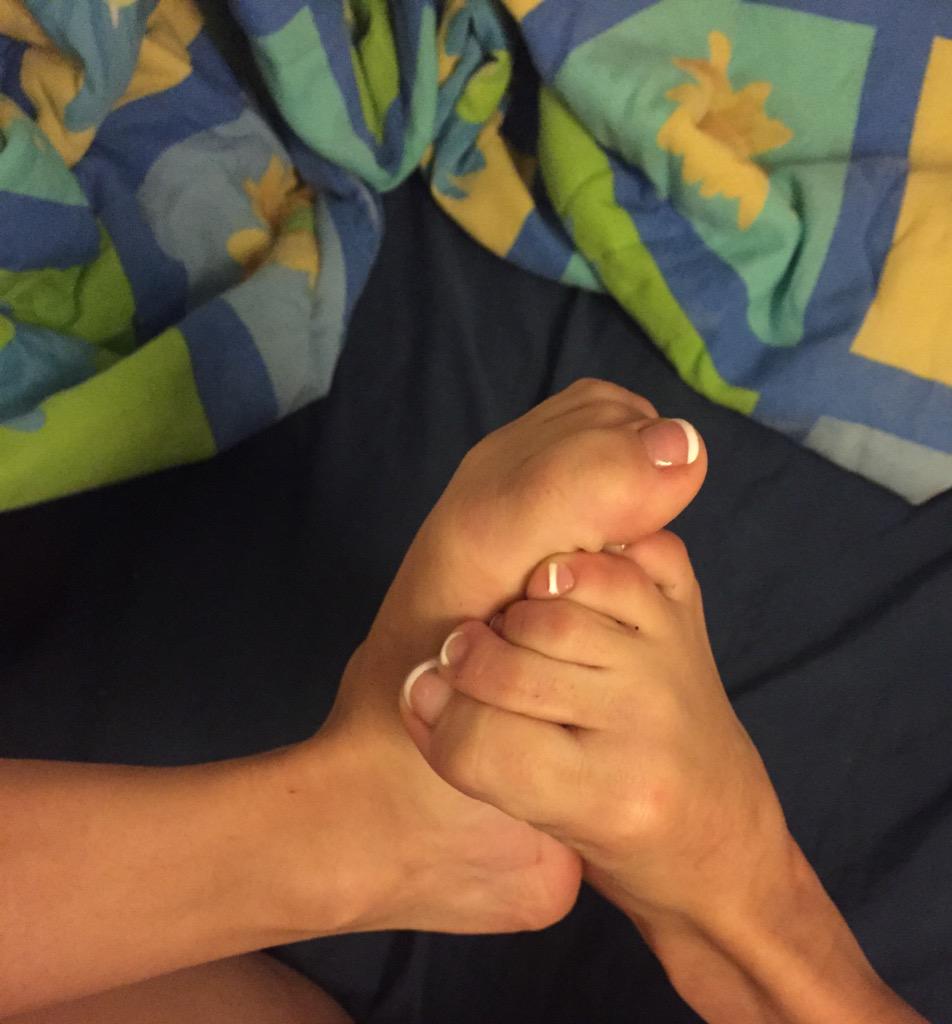 xoxoashleyadams's tweet photo. @elpuff69 cute small feet 💚😋 #AshleyArmy http://t.co/jeuUfACXoH
