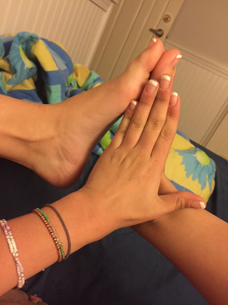 xoxoashleyadams's tweet photo. @elpuff69 cute small feet 💚😋 #AshleyArmy http://t.co/jeuUfACXoH