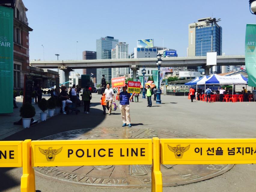 sqcforg1's tweet photo. 서울역광장에서는 지금! #아이다호 #혐오를멈춰라 #광장을열어라 http://t.co/q43lkuoSnt