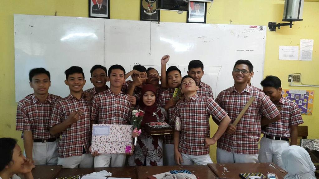 Famaccounting's tweet photo. Ltpst. Ini nih waktu kakak kakak cowoknya foto sama bu erry kemaren hehe💞 http://t.co/IbNvFdtUyw