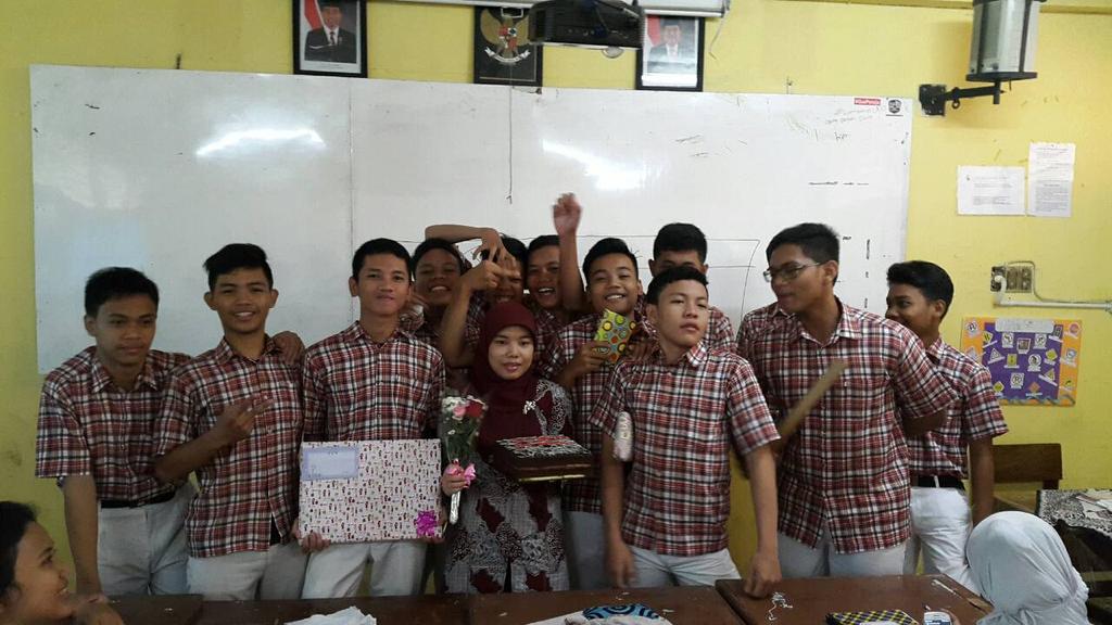 Famaccounting's tweet photo. Ltpst. Ini nih waktu kakak kakak cowoknya foto sama bu erry kemaren hehe💞 http://t.co/IbNvFdtUyw