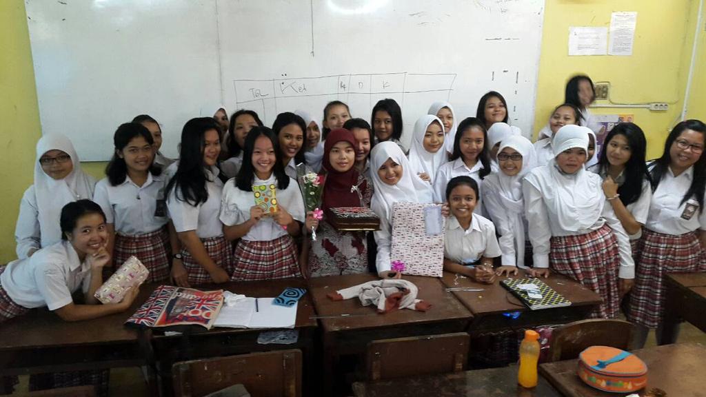 Famaccounting's tweet photo. Ltpst(again). Sekarang kakak kakak yang ceweknya nih yang foto sama bu erry kemaren hehe💞 http://t.co/p6wgfFMHyO