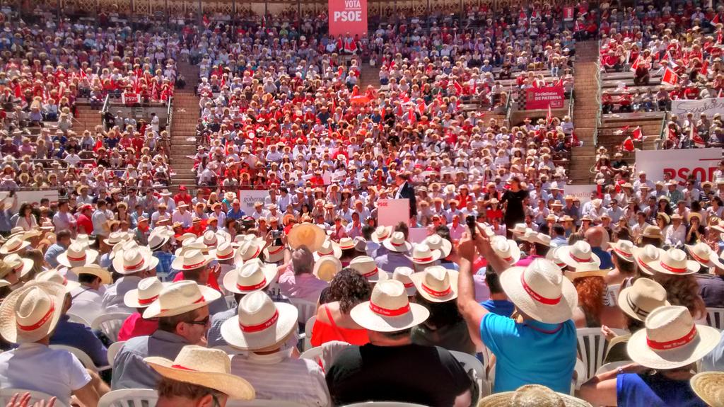 psoe_almoradi's tweet photo. La agrupación esta presente en la plaza de toros de Vlc, Socialistas Unidos x el cambio #XimoPresident #YoConJaime http://t.co/v3a3XPfvvb