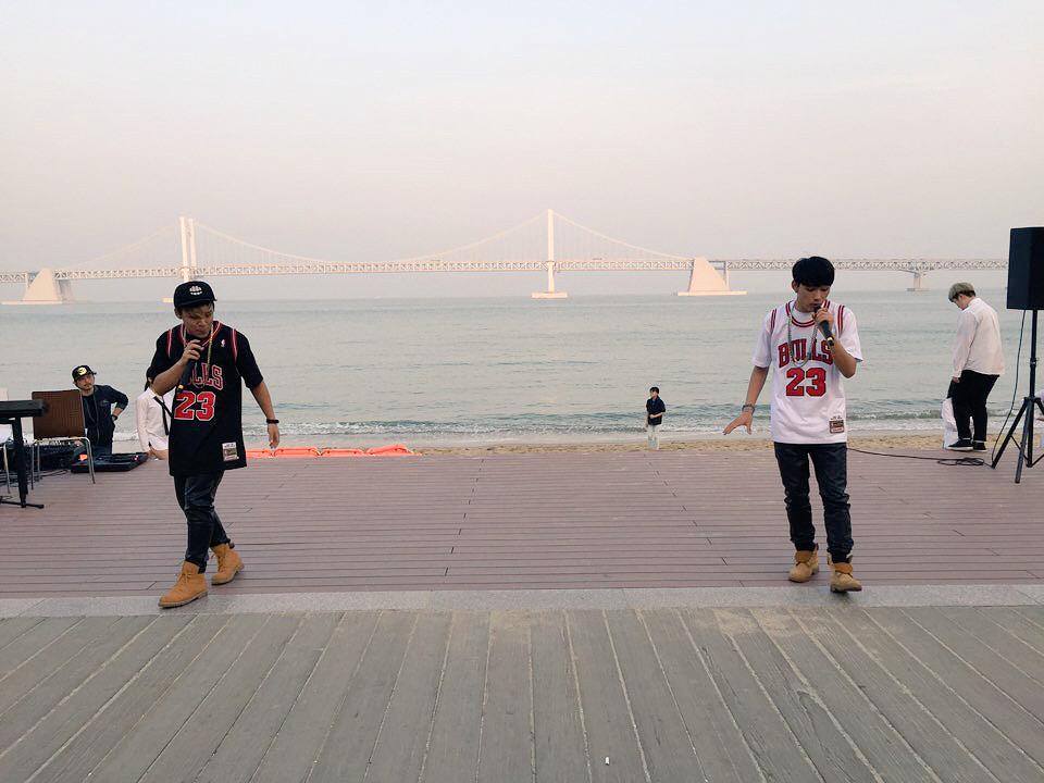 1vs_OneVoices's tweet photo. 오늘 부산 광안리에서 게릴라 콘서트를 성곡적으로 마친 원보이시스 입니다!! 많이 와주셔서 정말 감사드리고 앞으로도 전국적으로 활동할 예정이니 많은 관심과 응원 부탁드립니다 감사합니다^^ http://t.co/U6NiypFdjt