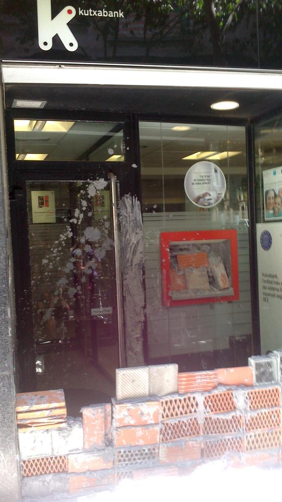 Tapian una sede de un banco en respuesta al desalojo deI <a href="/CSOALaIndustria/">La Indústria </a>!