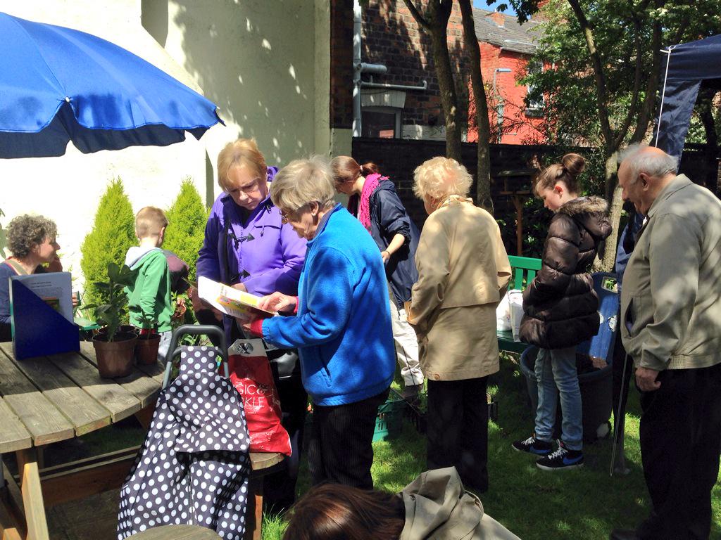 MatthewJSmyth's tweet photo. Great to be here supporting the Dales Residents' Association 'Grow Your Own' event with @GreenbankLabour http://t.co/WIR0Wu1ULI