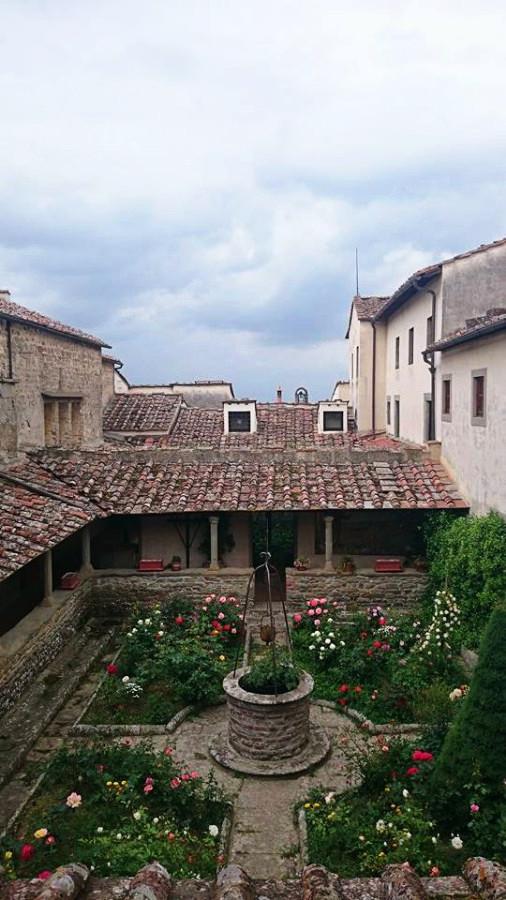 SaBe89's tweet photo. Meraviglia: le rose nel chiostro del Convento di S. Francesco. #Fiesole http://t.co/Sva6JfrGxB
