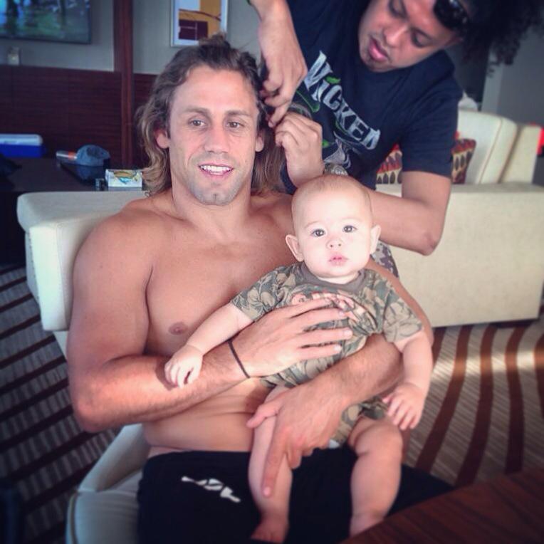 TeamAlphaMale's tweet image. #TeamAlphaMale's baby prospect Dash waiting patiently to get his hair did after #CaliKid @urijahfaber • #UFCmanila