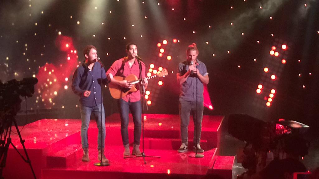 sydneytelethon's tweet photo. #HomeandAway supergroup killed it! #SydneyTelethon #BuildingLove http://t.co/RToHfEpptU