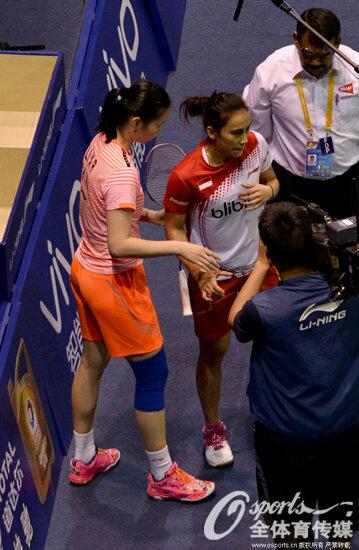 ZonaBulutangkis's tweet photo. Suka banget sama sikap Li Xuerui 👍👍👍 #SudirmanCup http://t.co/mYvh6oqN39