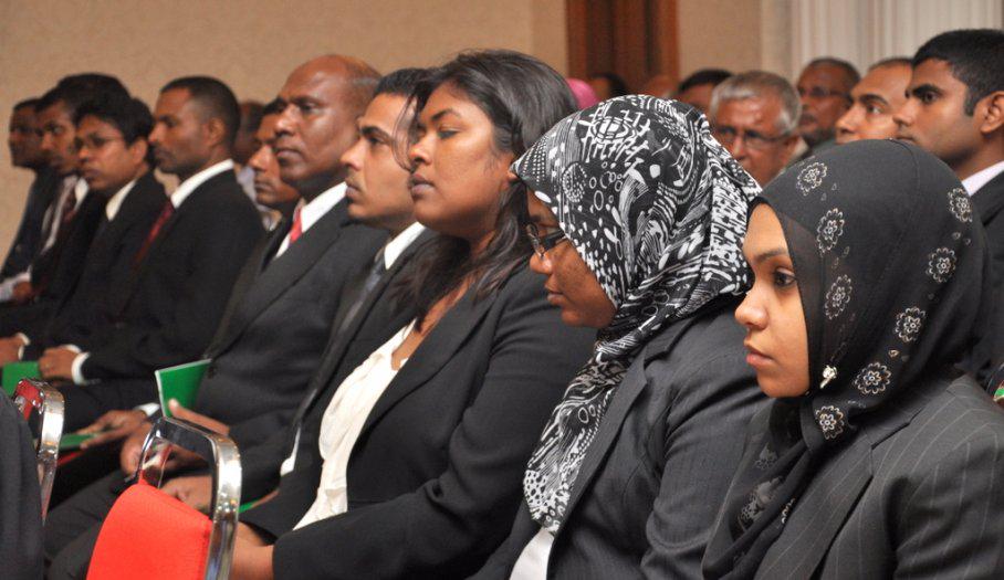 haveeru's tweet photo. Fandiyaarunge kiyevumuge haggah gaanoonun huraheh naalhaa: hukum http://t.co/zabGtKeRVc http://t.co/mGgEShmJvc