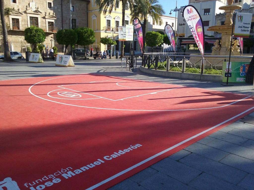 DelicadoMoises's tweet photo. Fiesta del basket en la Plaza de España.@jcperdi @pedroacedo @ayto_merida @jmprieto21 @r_bravoindiano @MValdes67 http://t.co/CY9FLxScF5