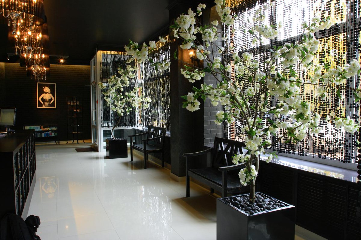 украшение свадебного стола. украшение цветами банкетов. декор арки искусственными цветами. цветочные декорации. помещение украшенное цветами.