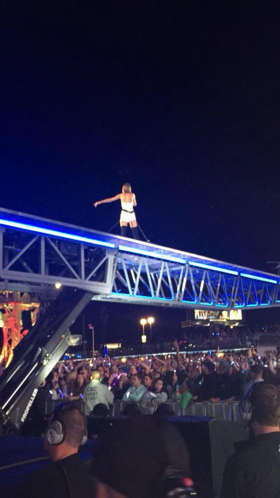 TSwiftNZ's tweet photo. Please don't fall baby #RockinRioUSA http://t.co/iqd3hSJJI8