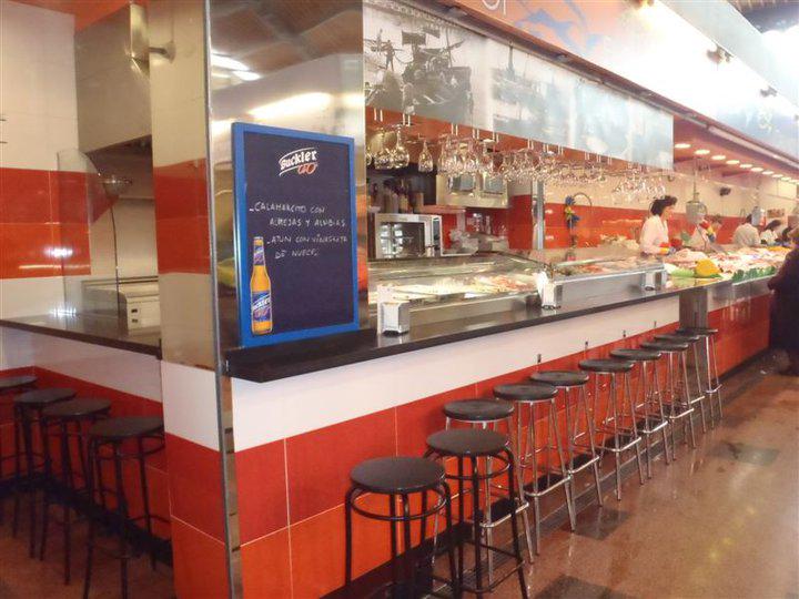 Bambitera's tweet photo. Seguimos en #Gracia.Pescado directo del mercado a la barra.Tast de Joan Noi. Exquisitez y buen precio van de la mano. http://t.co/Jdwns5Td9W
