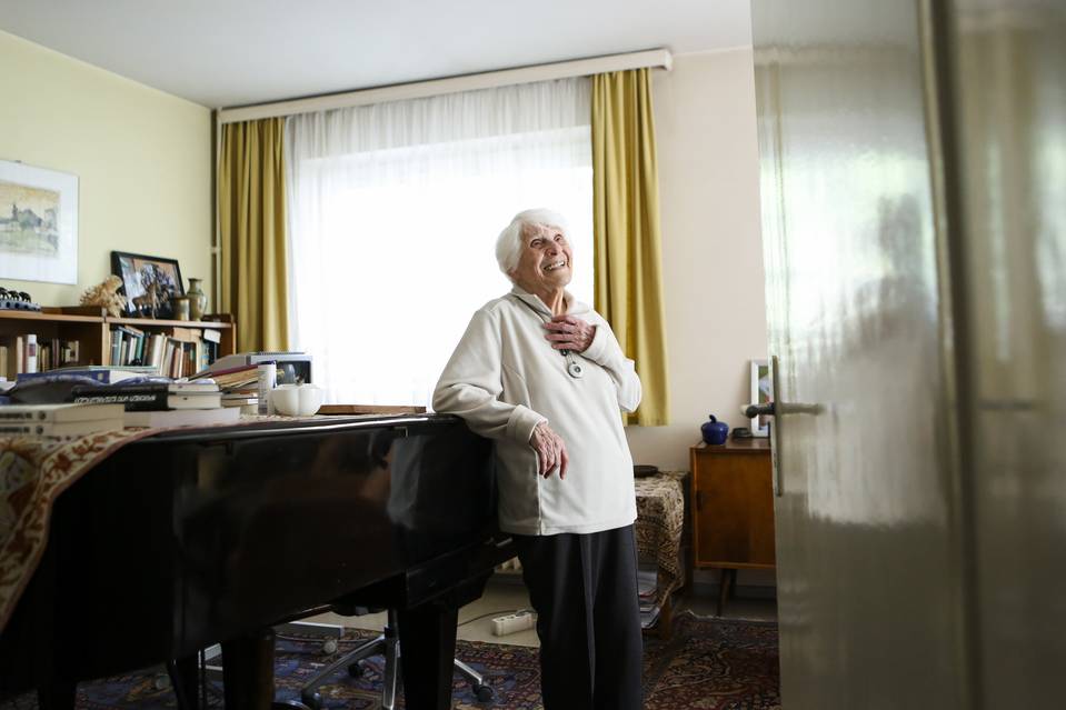 A 102 ans, elle passe enfin sa thèse, rejetée par les nazis pour «raisons raciales» CFHMKJUWEAAML9Z