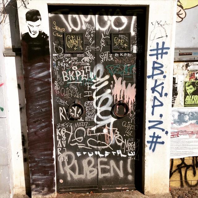 LCSNY's tweet photo. #tags #doors #tagsanddoors #vandal #graffiti #streetart #ilovebombing #doorswithtags #urbanart #graffbombs #tomcat … http://t.co/4fMFQYPgrm