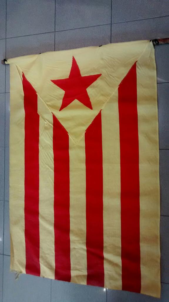 jaumeguarch's tweet photo. Mireu que xula, dels anys 80 i de fabricació casolana, avui anirà al balcó #CapBalcoSenseEstelada http://t.co/rTLvQg2H1L