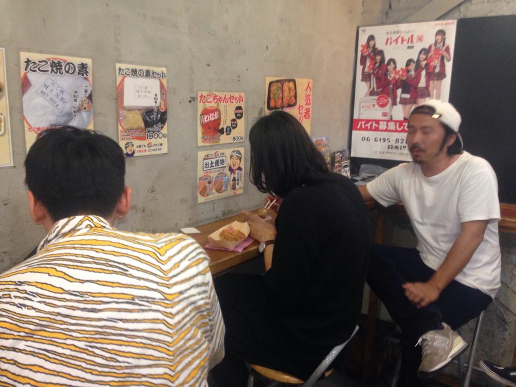 CBMDofficial's tweet photo. 大阪にてたこ焼きパーティー中
#youngstatues #yellowfang #CBMD http://t.co/qqYw2xVy1v