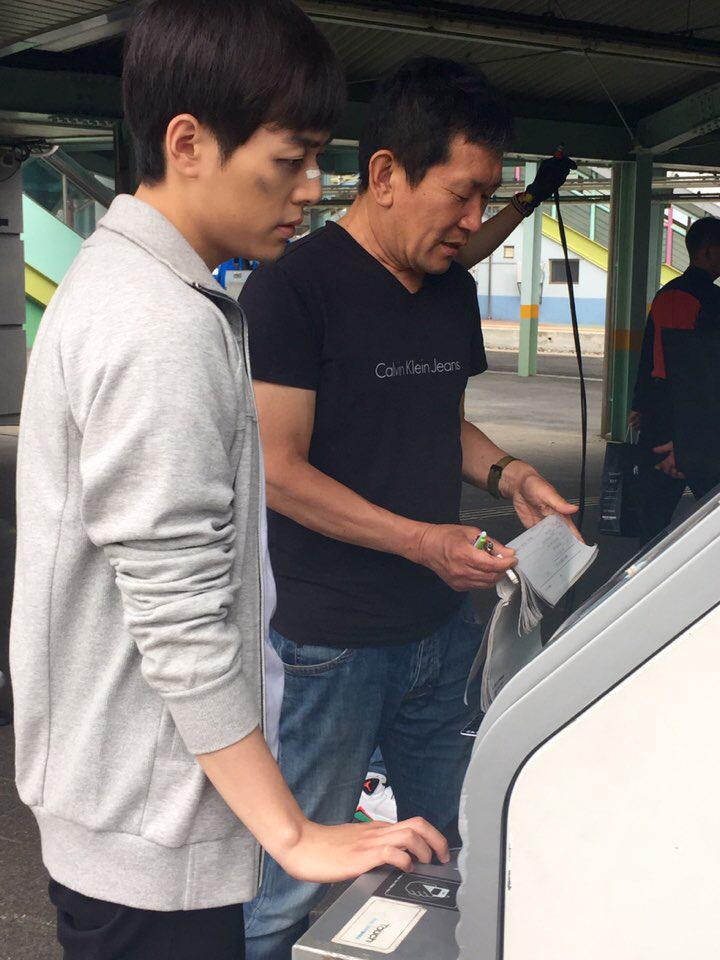 YH93401's tweet photo. 정말 갑작스럽게 하게 된 복면검사. 촬영하는 동안 너무 즐거웠습니다!! 환경재단 덕에 마지막 촬영날 너무 좋은 경험도 했고! 숨어 계신 분들 다들 보고 싶습니다 ㅎㅎ 살아들 계신가요??!! http://t.co/ydCoYtO7Y9