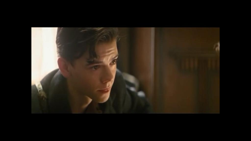 HAPPY BIRTHDAY THOMAS BRODIE-SANGSTER <3 cant belive that hes already 25 *0* 