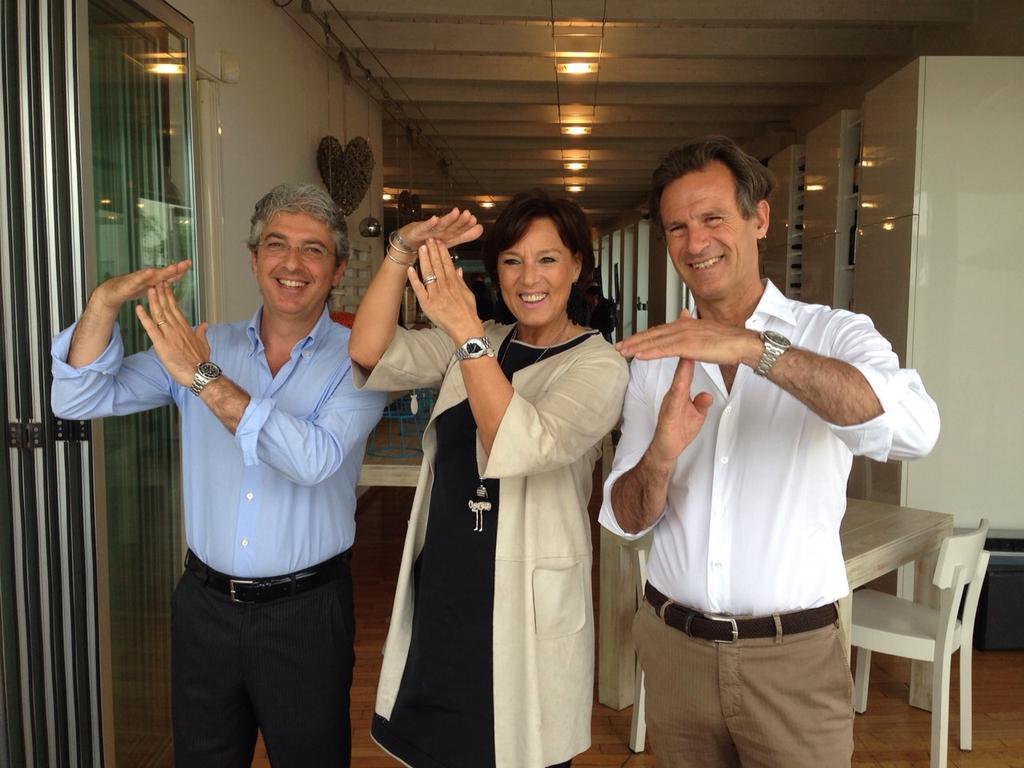 sigascot's tweet photo. Il dibattito inizia con un caffè!  TIME-OUT. http://t.co/ghOL5ycMqm