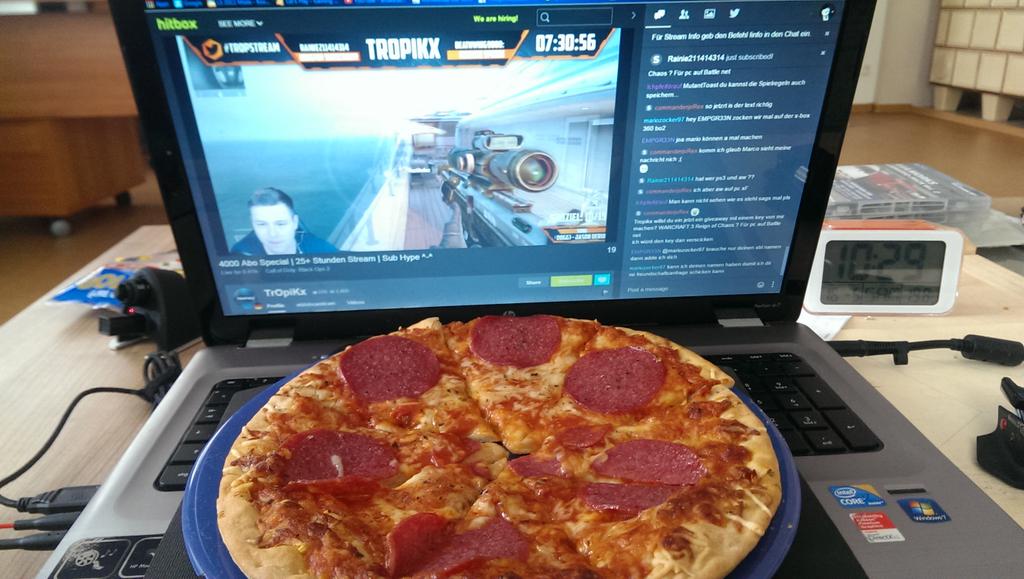 2fast4yooou's tweet photo. Streng ist inzwischen auf's Notebook umgezogen. Und Frühstück gibt's auch noch. #TROPSTREAM http://t.co/MhJFDqvt4H