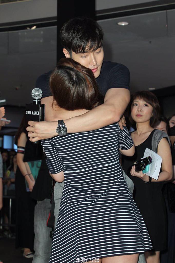 SiwonBiased's tweet photo. 150516 Steve Madden event in Hong Kong #Siwon (Cr:魔方全媒) 2 http://t.co/o5tYrz4Yak