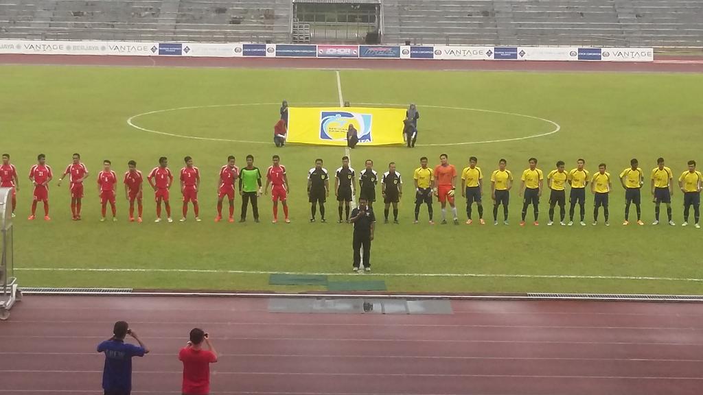 UTHMFC's tweet photo. Negaraku song is being played. #SouthernDerby #UTHMFC #LigaIPT http://t.co/CyQnC2FjP4