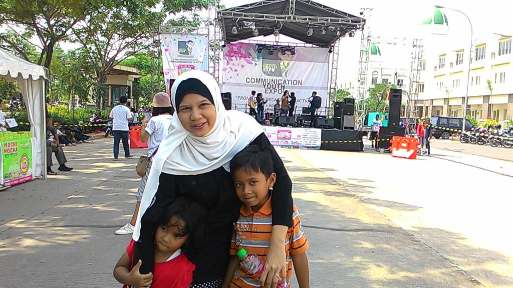 Nonton kakak-kakak yg beraksi di #CYE2015  sambil having fun di pesta #CYEColorRun
