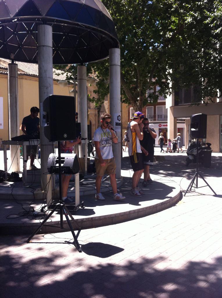 Janibel2's tweet photo. #Vubusted y #Sulto están dándolo todo en los conciertos callejeros de @ucourbanmusic #mayocordobes #rap http://t.co/uRaBBNLbhJ