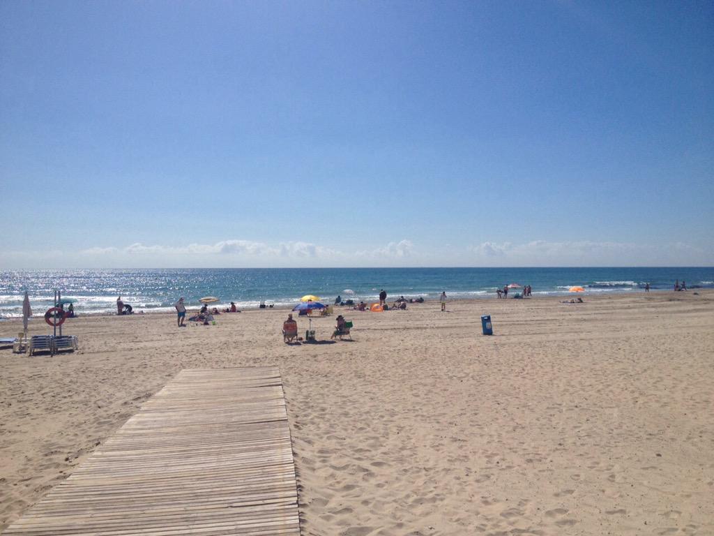AmbumarSyA's tweet photo. Mar rizada y bandera verde, se suavizan las temperaturas, dia estupendo @phoradada @visitphoradada @InfoMilPalmeras http://t.co/tmUvTM8cFm
