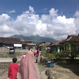 arif_slaves's tweet photo. Kampung Tempel @GistingDingin http://t.co/vmUf2fLWzf