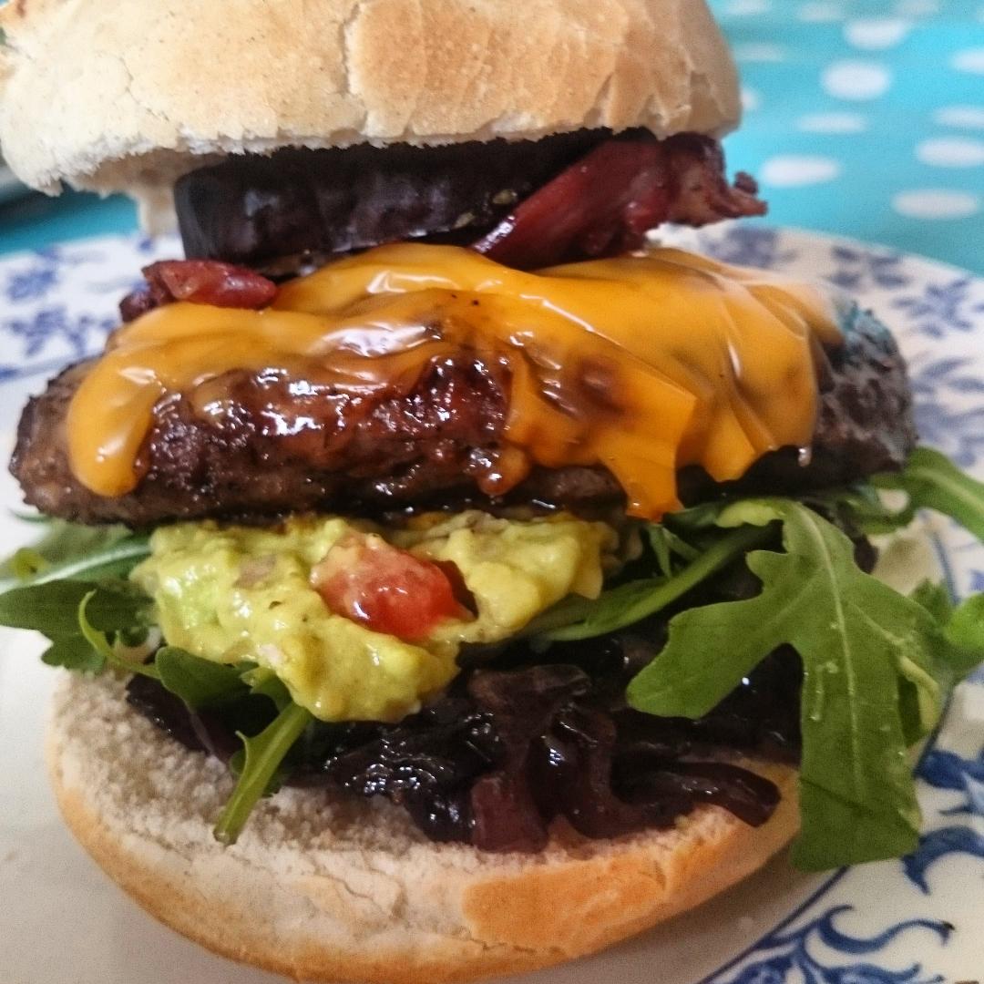 Twittervrienden, ik zoek een kamer in Amsterdam. Ik maak zulke hamburgers. Kunnen jullie helpen? RT=LIEFDE