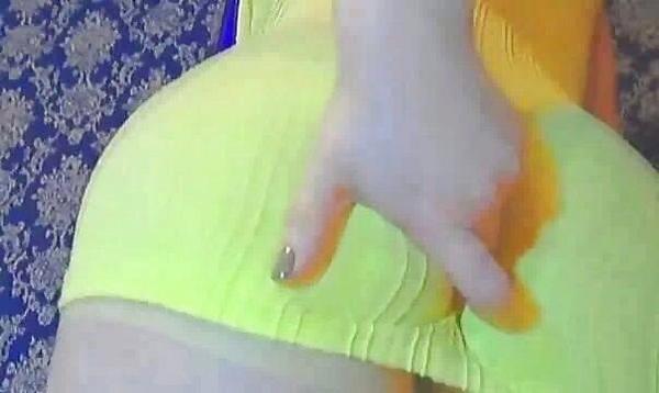 انا : ايش فيك اختي: تحكني مره مادري ايش فيني انا: وخري يدك اختي ها لاتلمسها ياحيوان شوف في شيء