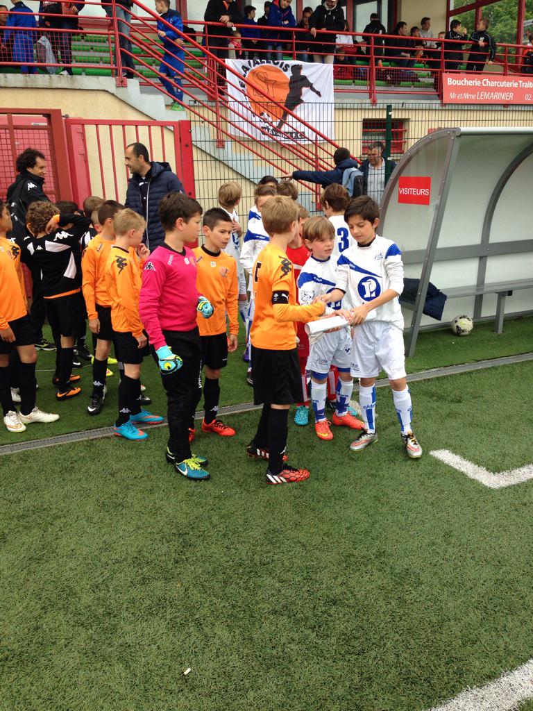 SMCaen's tweet photo. #Pingeon2015 c'est aussi ça, beau geste entre Agneaux et @stadelavallois #SMCaen http://t.co/9tK54lV49x