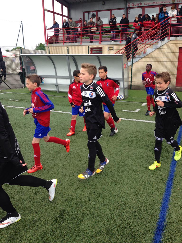 SMCaen's tweet photo. #Pingeon2015 De belles équipes avec @estac_officiel @staderennais @usonm ou le Vannes OC #SMCaen http://t.co/PbTDAejaAN