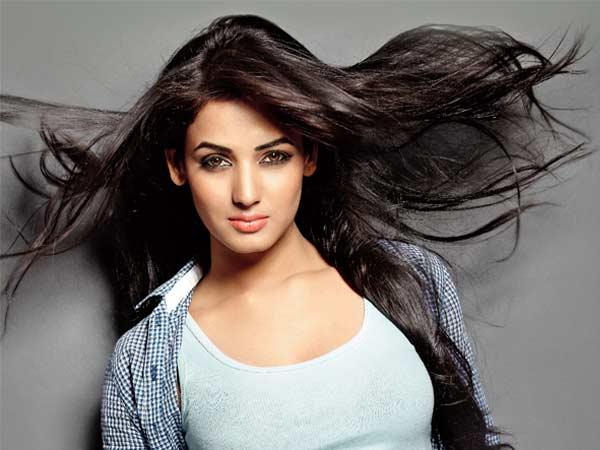 Happy Birthday to Sonal Chauhan:   Sonal Chauhan is 