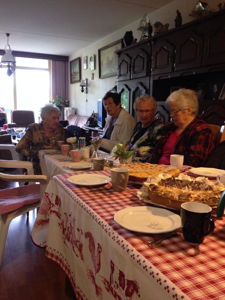 PiketLeon's tweet photo. Gezellige bijeenkomst bewoners complex Kloosterhof te Baarlo. Voor mij gelegenheid meer kennis te maken met bewoners http://t.co/P1fb4d070X