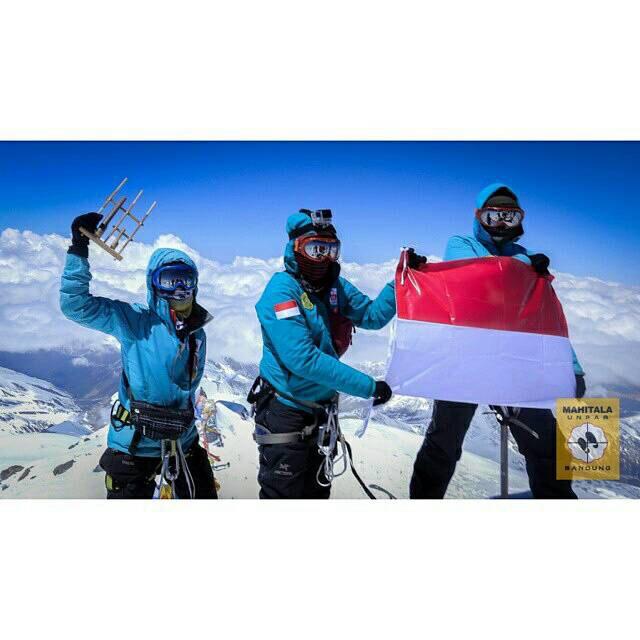 infobdg's tweet photo. Mahitala unpar 7summit bikin prestasi lg. 3 cewe naklukin elbrus, puncak tertinggi eropa @ina7summits http://t.co/fbFdIx87ve