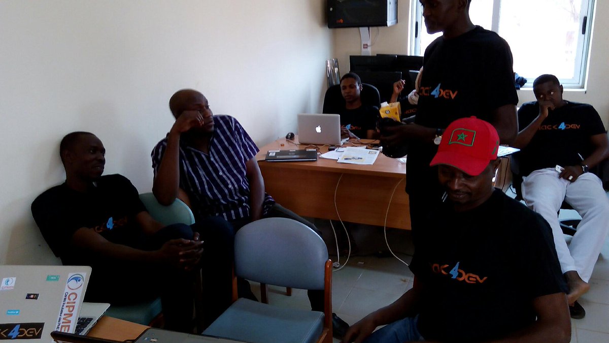 Cipmen's tweet photo. cette équipe vient de tester son application et ils ont maintenant le sourire aux lèvres. #h4dev_dosso #hack4dev http://t.co/RT3hzBCnFn