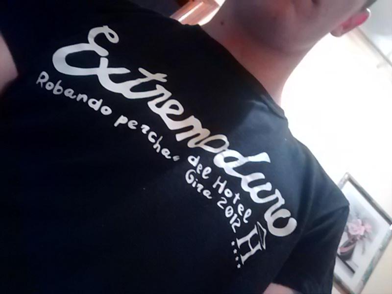 _Sequeira27's tweet photo. Sin patria ni bandera, ahora vivo a mi manera. Felicidades al rey de Extremadura. #FelicidadesRobe @_Extremoduro1 http://t.co/NjITdpbMBz