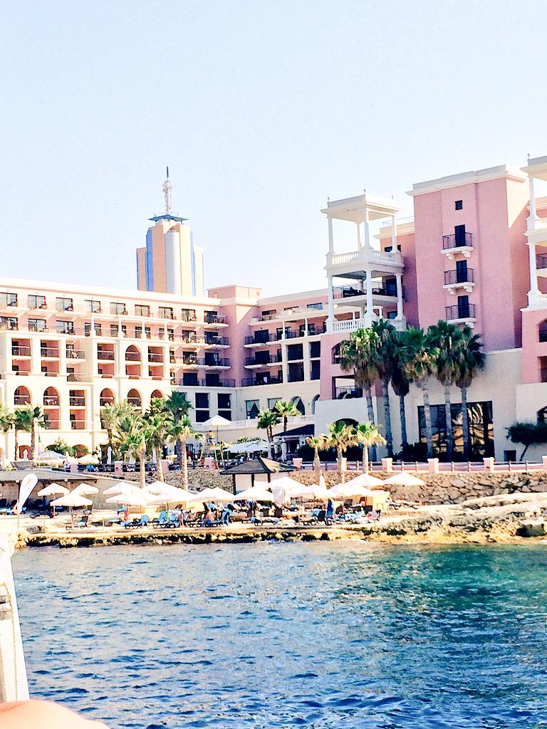 MartaBayle's tweet photo. Que poquito queda 🙈☀️🌴 @Lauraimber http://t.co/AgPaqM4ybU