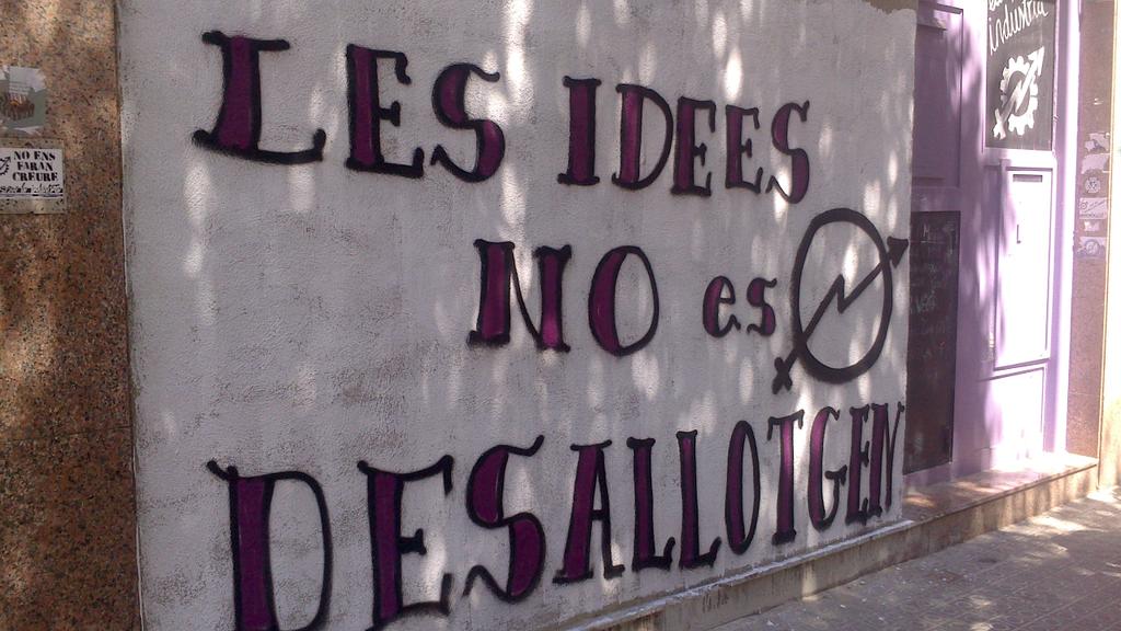 Empezamos la mani pintando el <a href="/CSOALaIndustria/">La Indústria </a>. Les idees no es desallotgen!